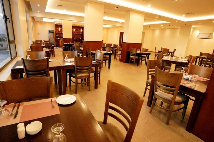 Dining 10 of 15