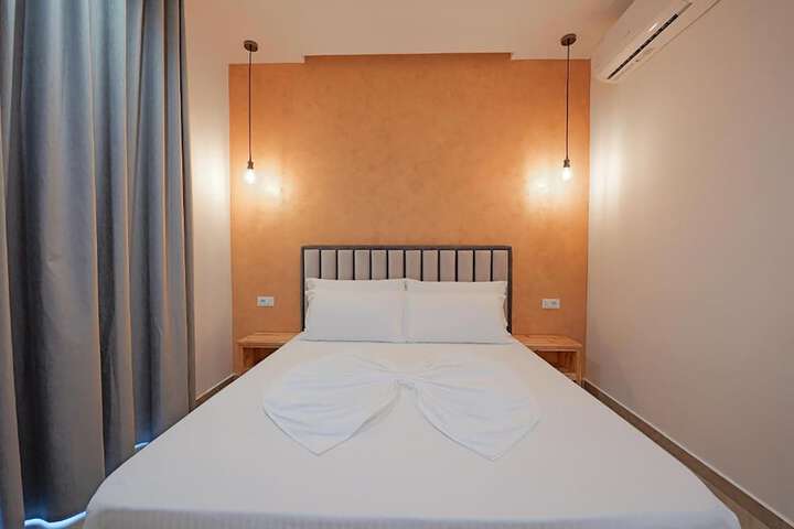 Room 6 of 141