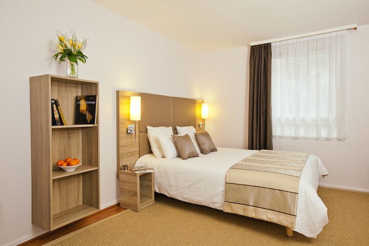 Room 4 of 33