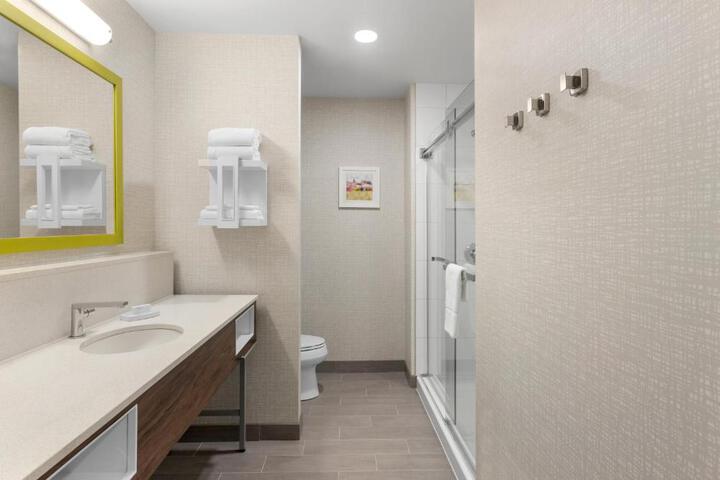 1 King Bed Mobility Accessible with Tub (3 of 19)