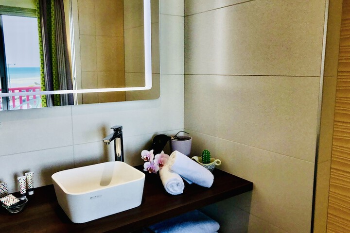 Room 103 of 177