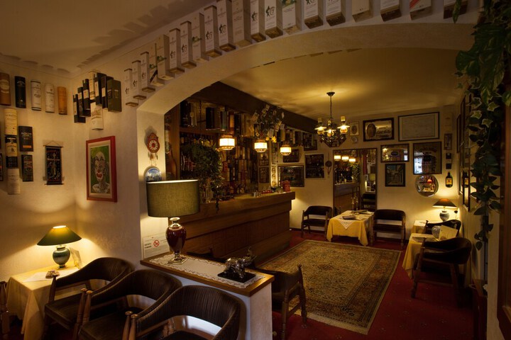 Lounge 27 of 45