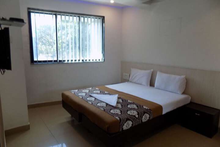 Room 10 of 12