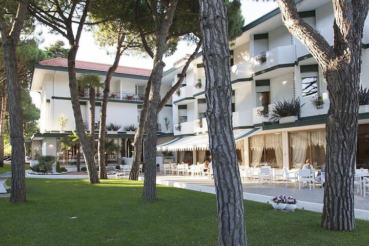 Hotel Exterior 42 of 43