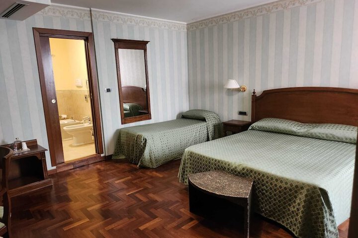Room 11 of 16