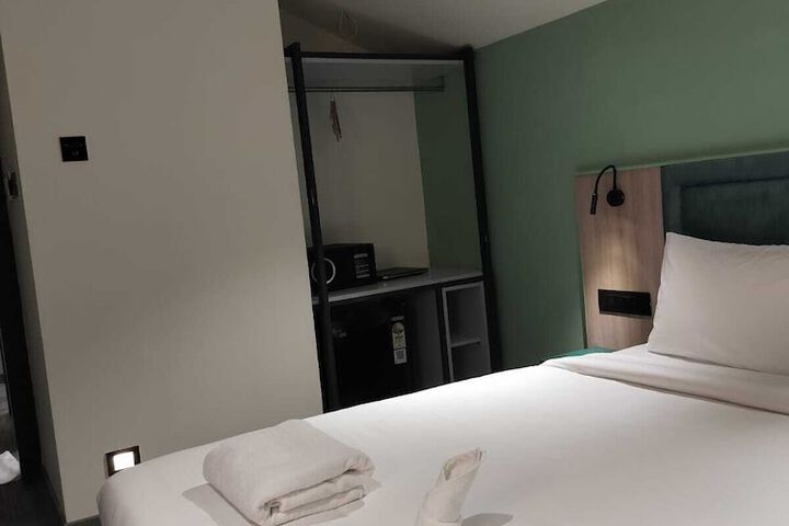 Room 16 of 48
