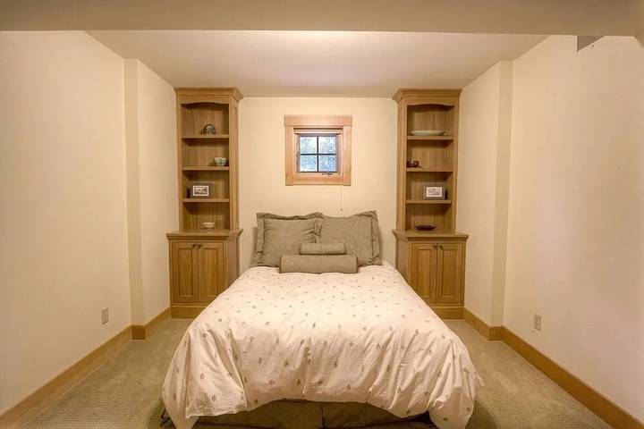 Room 6 of 19