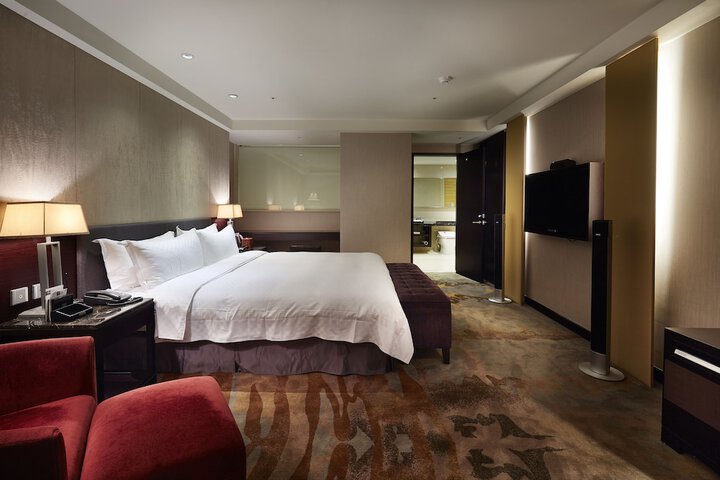 Room 12 of 80