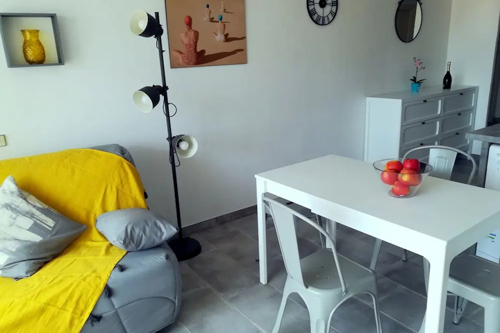 2P Vieil Antibes balcon sur la Marina