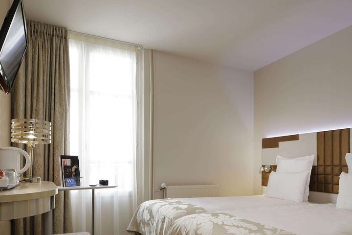 Room 12 of 102