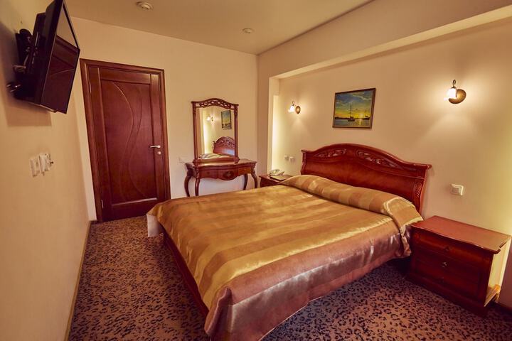 Room 9 of 33