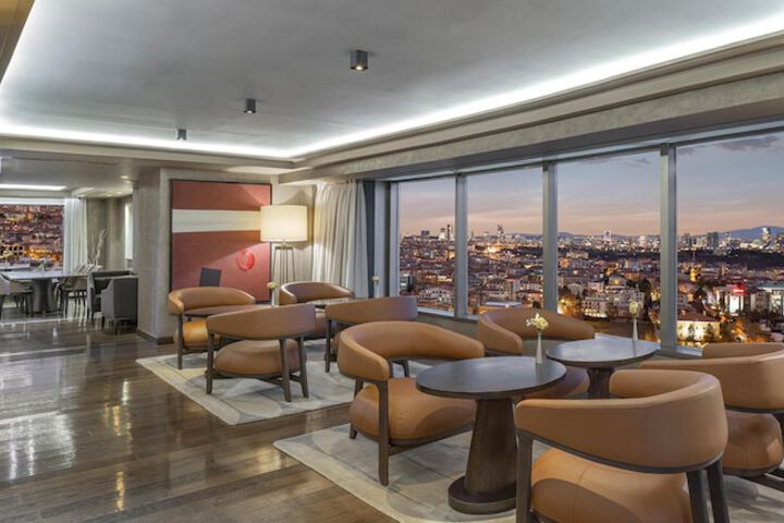Lounge 234 of 243