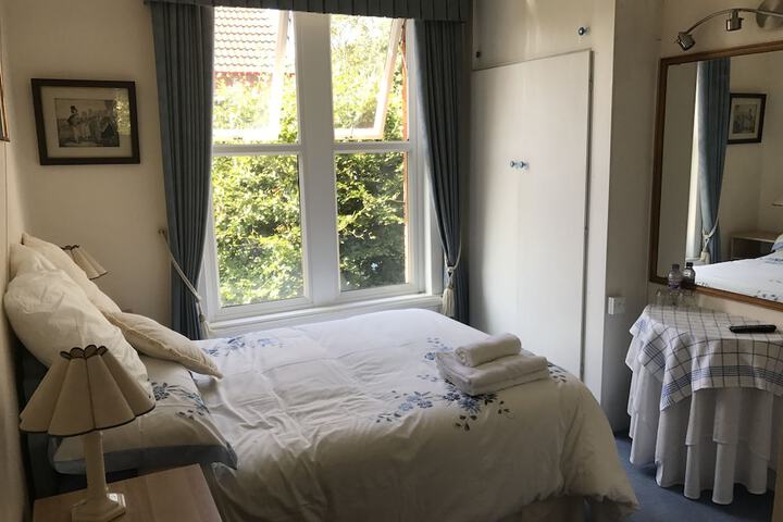 Room 4 of 68