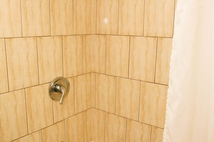 Deep soaking bathtub