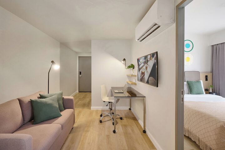 Room 9 of 37