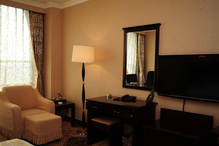 Room 8 of 11