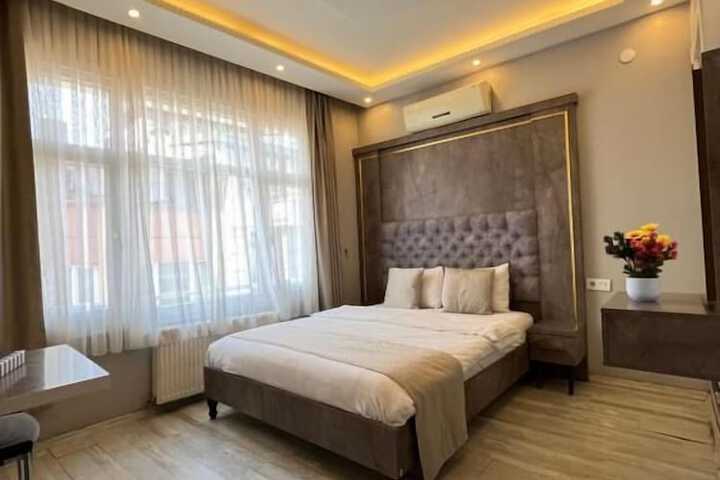 Room 5 of 16