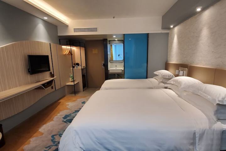 Room 33 of 103