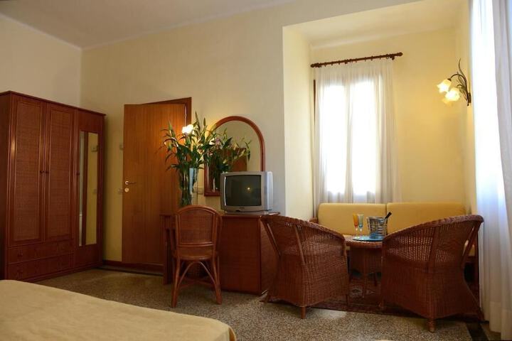 Room 13 of 30