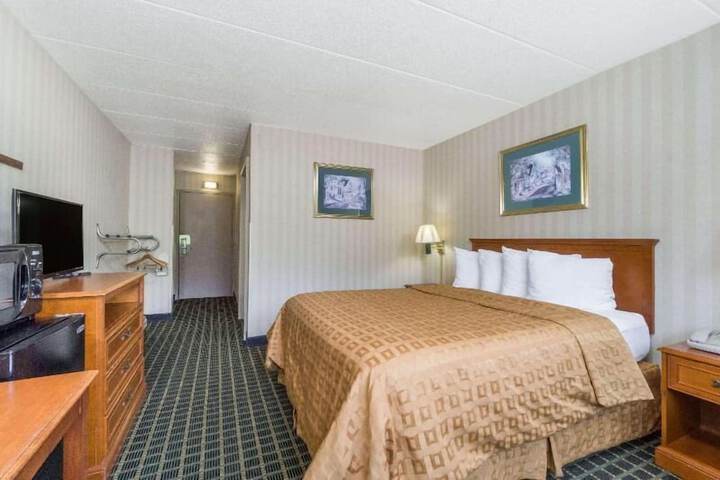1 Queen Bed (10 of 10)
