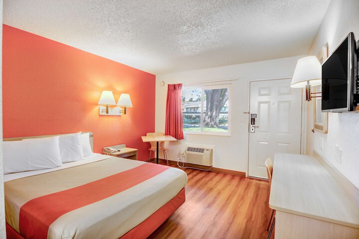 1 Queen Bed (2 of 11)