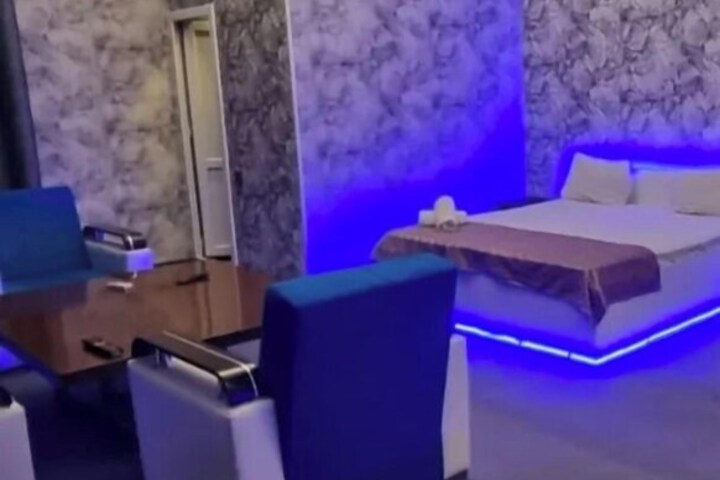 Room 8 of 9