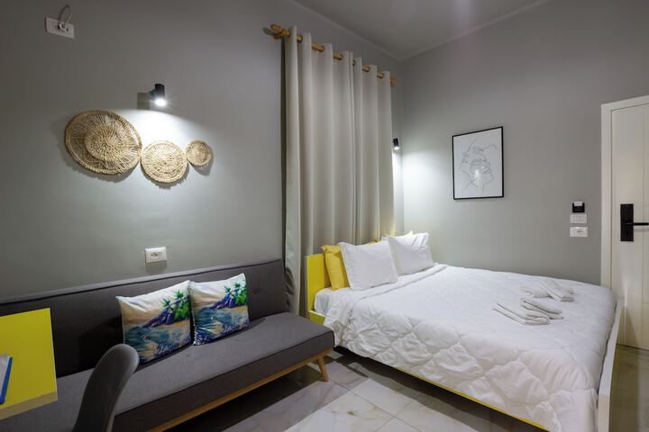 Room 8 of 90