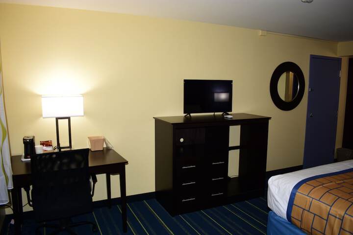 1 Queen Bed Mobility Accessible Bathtub with Grab Bars 1st Floor (1 of 12)