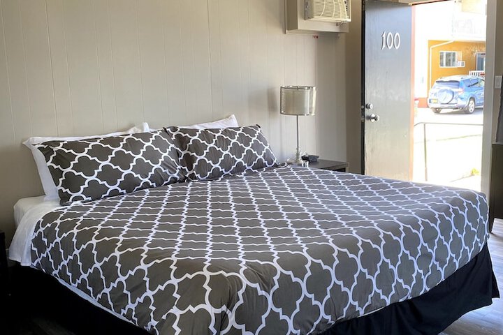 Room 6 of 176