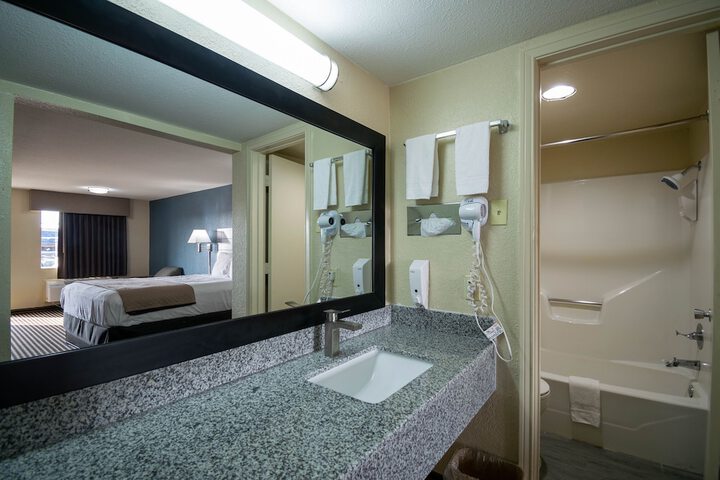 Single King Bed (2 of 9)
