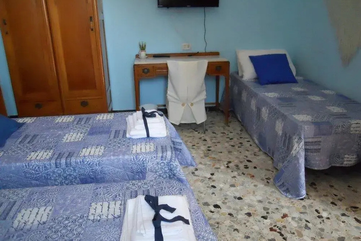 Room 5 of 16