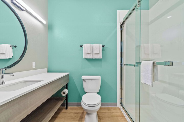 1 Queen Bed Accessible Bathtub with Grab Bars (6 of 21)