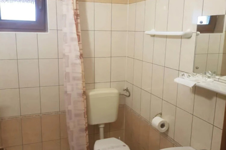 Room 6 of 12