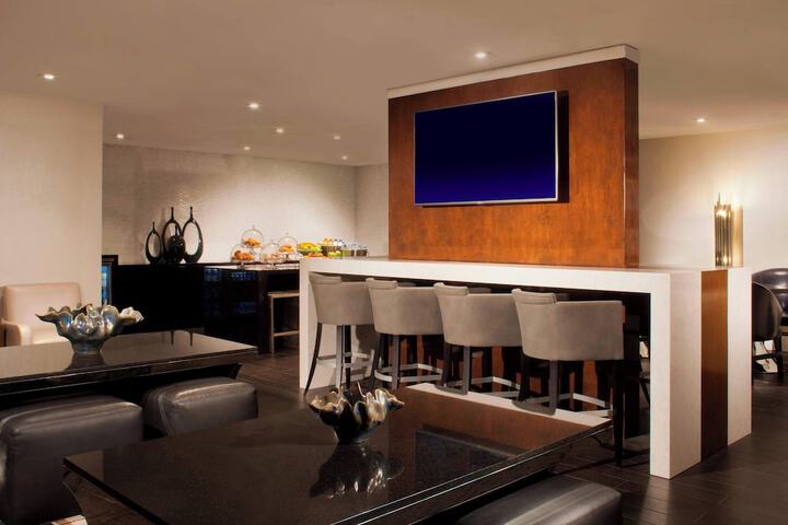 Lounge 87 of 108