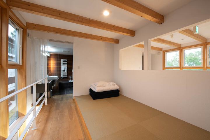 Room 6 of 18