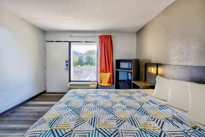 1 King Bed (3 of 14)
