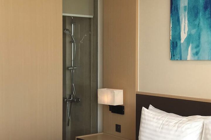 Room 2 of 32