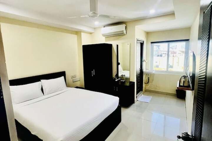 Room 5 of 18