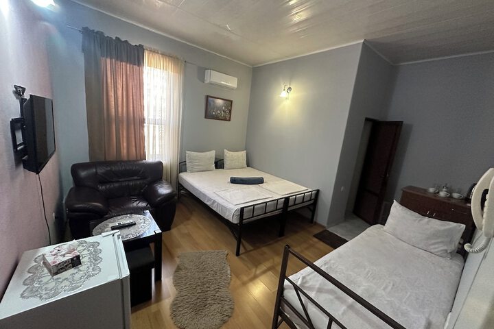 Room 10 of 32