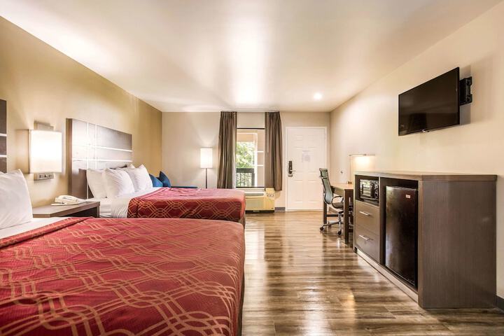 2 Queen Beds (10 of 21)