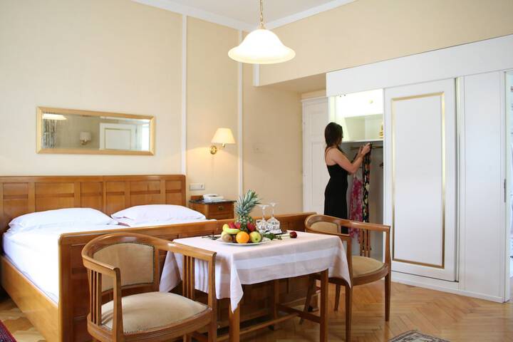 Room 9 of 48