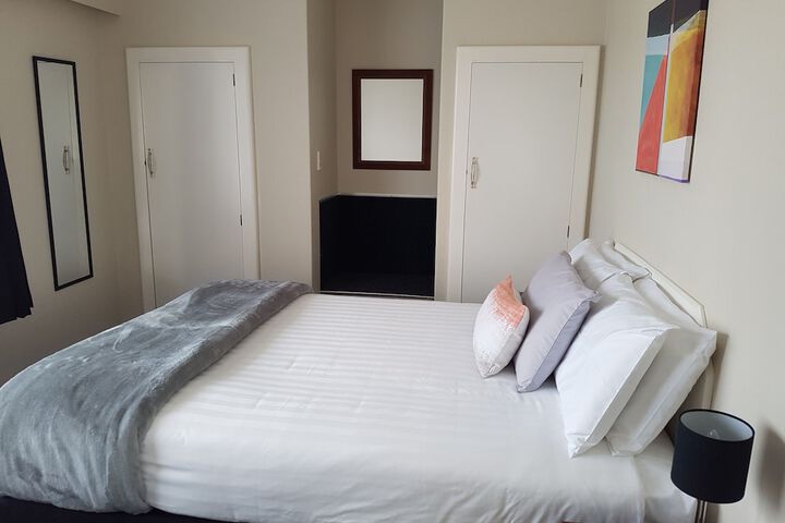 Room 10 of 28