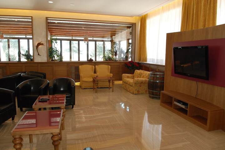 Lounge 49 of 80