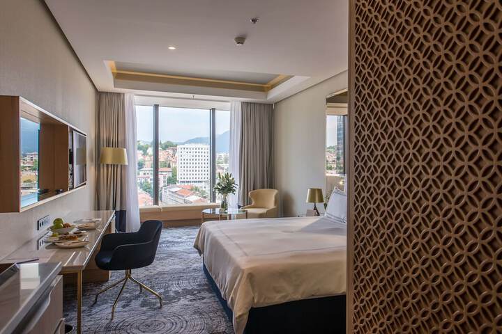 Room 16 of 80