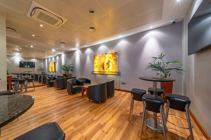 Lounge 52 of 58