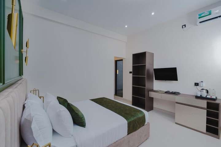 Room 12 of 32