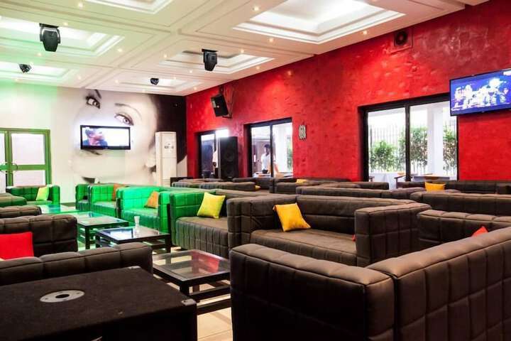 Lounge 22 of 27