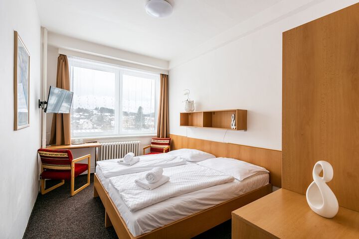 Room 4 of 100