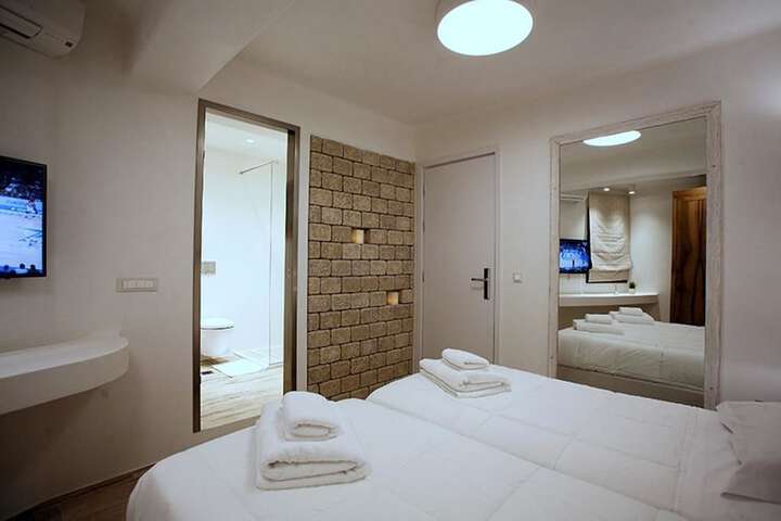 Room 4 of 12