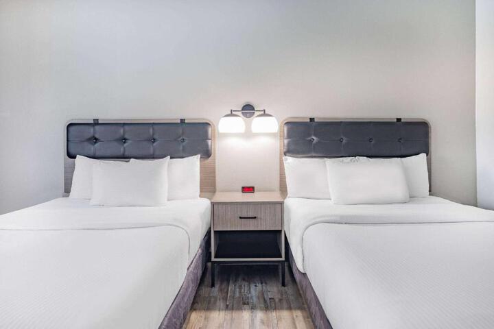 2 Queen Beds Accessible (7 of 11)